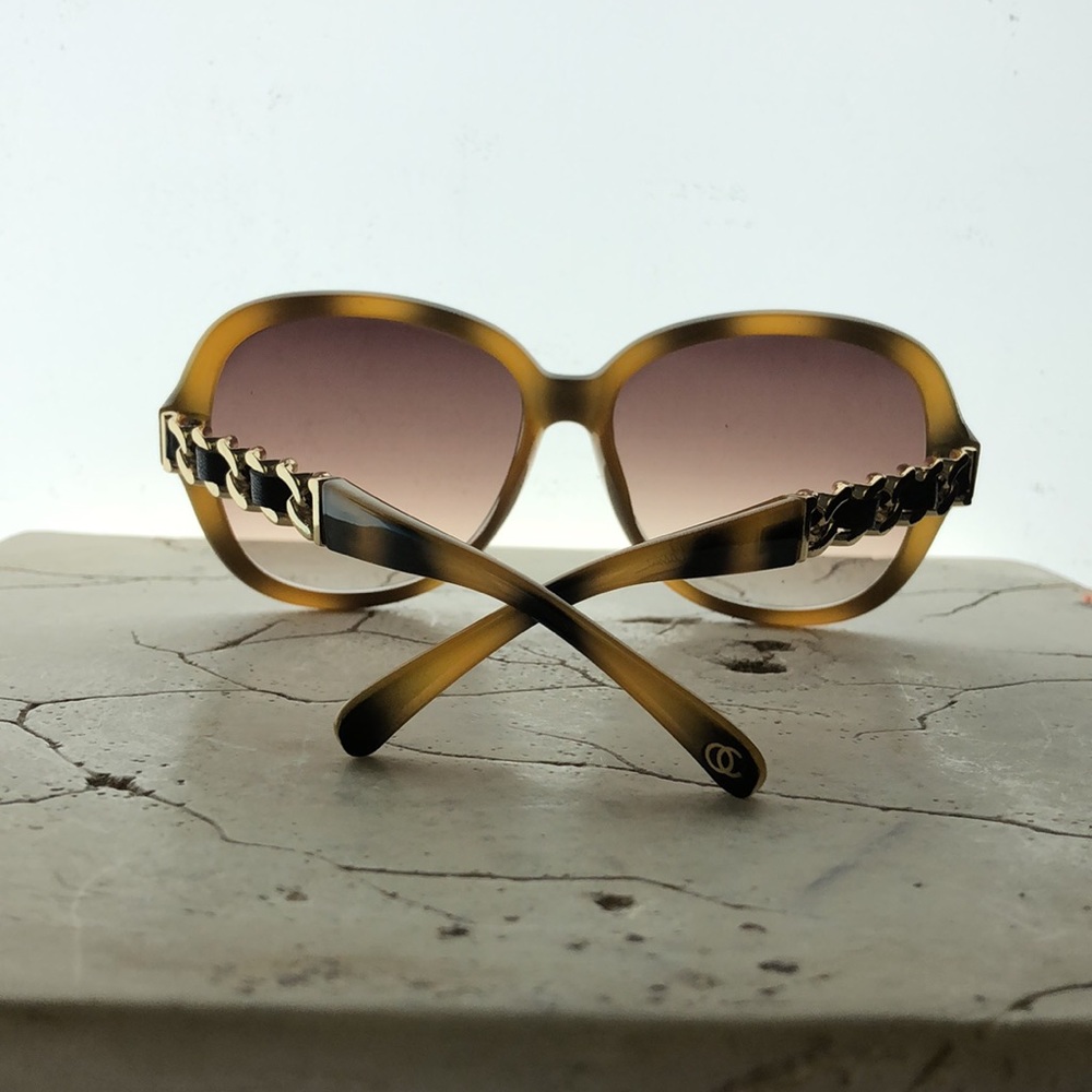 Oleg Cassini Big Round Tortoise Shell Frame And A… - image 4
